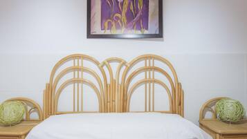 4 bedrooms, iron/ironing board, internet, bed sheets