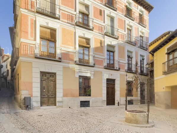 Exterior - El Zaguán. Near the cathedral. (Toledo)