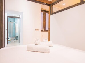 Iron/ironing board, internet, bed sheets - El Zaguán. Near the cathedral. (Toledo)