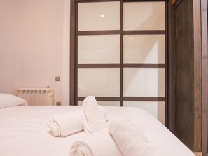 Tabla de planchar con plancha, internet y ropa de cama 
