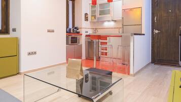 Frigorífico, microondas, cafetera o tetera y tostadora