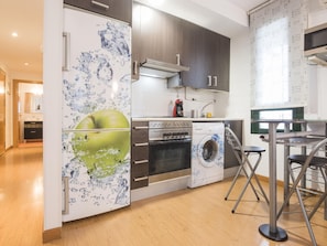 Fridge, microwave, oven, coffee/tea maker