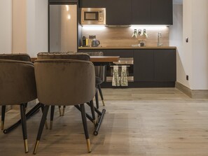 Réfrigérateur, micro-ondes, four, lave-vaisselle