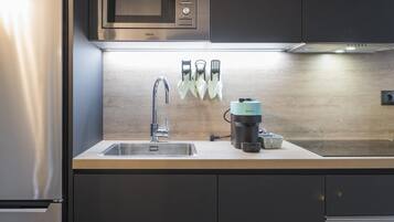 Een koelkast, een magnetron, een oven, een vaatwasser