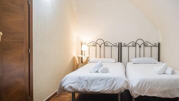 2 bedrooms, iron/ironing board, internet, bed sheets