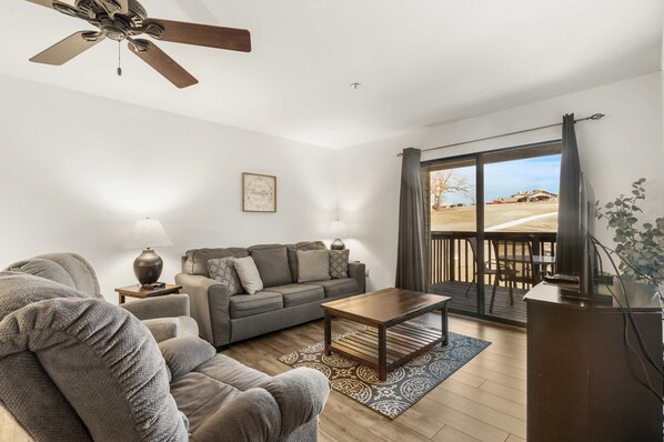 Appart'hôtel, plusieurs lits, patio, vue golf (Fairway View Duo) | Coin séjour | Télévision à écran plat de 42 pouces avec chaînes numériques