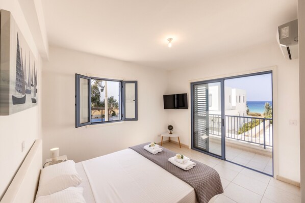 4 bedrooms, cribs/infant beds, bed sheets