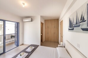 4 bedrooms, cribs/infant beds, bed sheets - Protaras Seaside Villa Protamare 32 (Paralimni)