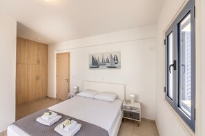 4 bedrooms, cribs/infant beds, bed sheets