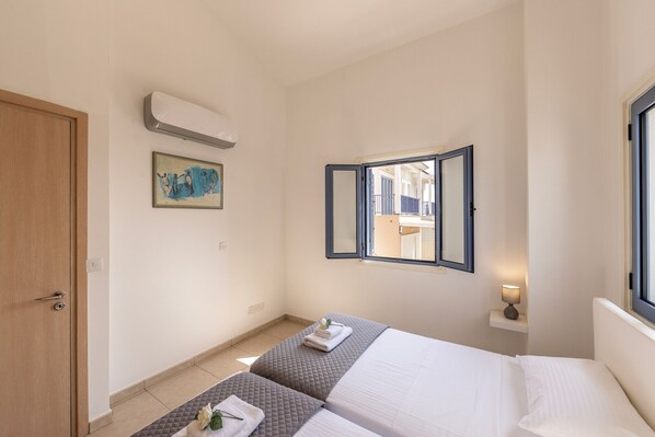 4 室のベッドルーム、ベビーベッド、ベッドシーツ