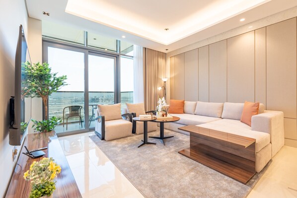 TV - Skyline View 1BR, Minutes Away from Downtown and Dubai Mall, Nobles Tower (Dubai)