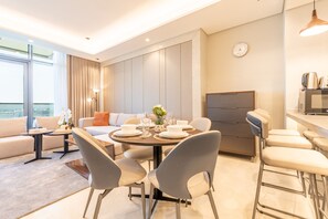 Dining - Skyline View 1BR, Minutes Away from Downtown and Dubai Mall, Nobles Tower (Dubai)