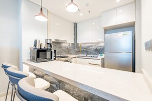 Geladeira, micro-ondas, fogão, cooktop