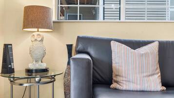 Condo, nhiều giường, sân hiên, quang cảnh sân golf (Fairway View Escape) | Khu phòng khách | TV màn hình phẳng 42-inch có truyền hình kỹ thuật số