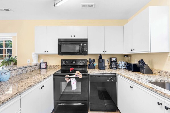 Condo, varias camas, patio, vista al campo de golf (Fairway View Escape) | Cocina privada | Refrigerador, microondas, horno y parrilla de estufa