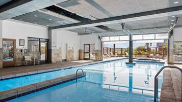 Una piscina techada, una piscina climatizada