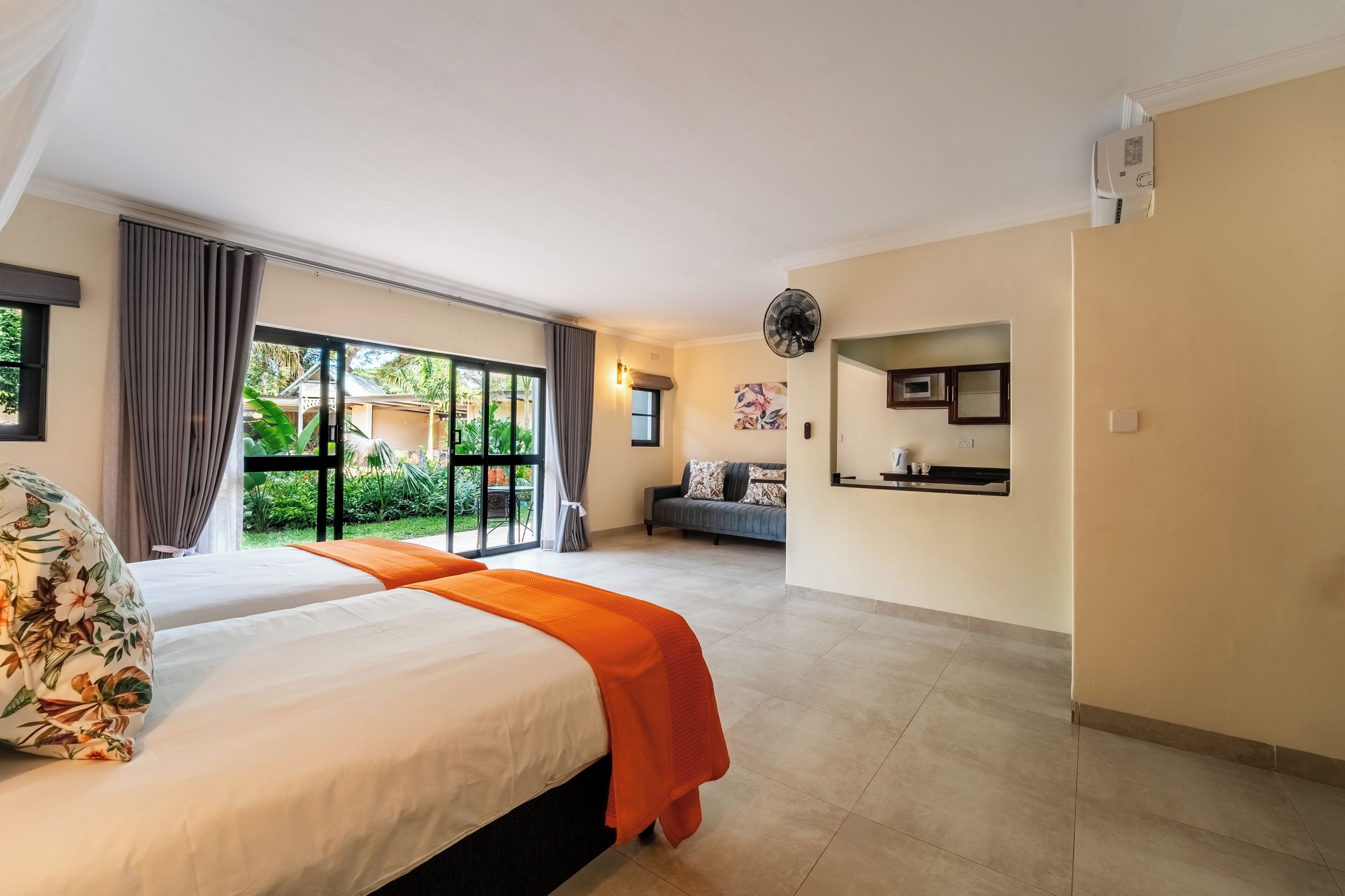 Quarto casal ou duplo luxo, vista para o jardim | Cofres nos quartos, escrivaninha, espaço de trabalho para notebook