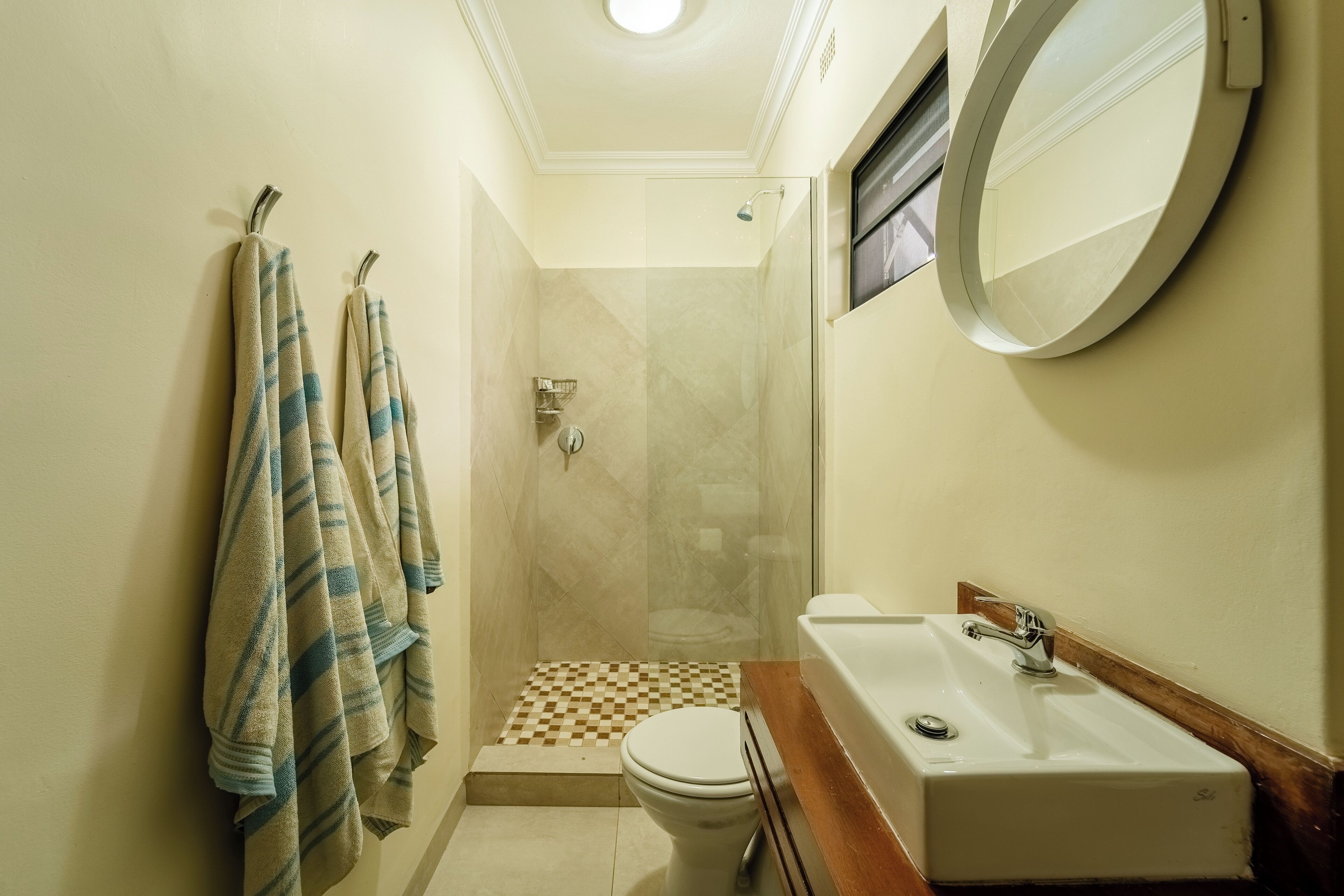 Standard Double or Twin Room, Garden View | Bathroom