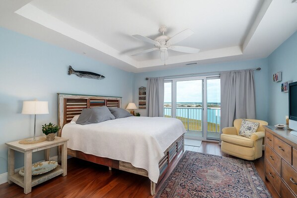 3 bedrooms, desk, WiFi, bed sheets
