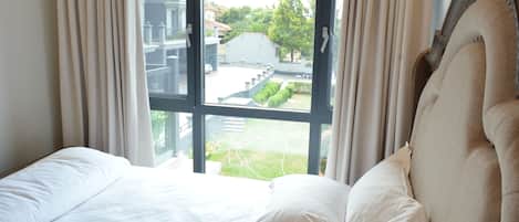 Iron/ironing board, WiFi, bed sheets