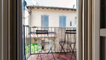 Departamento, balcón | Ropa de cama de alta calidad, edredón y tabla de planchar con plancha