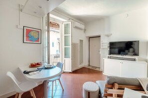 Apartment, Balcony | Dining room