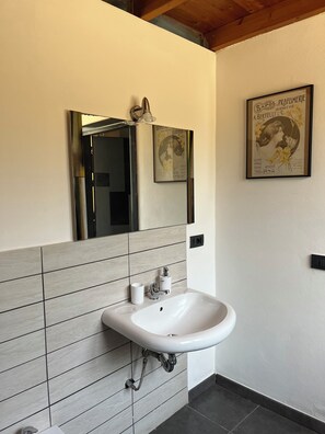 Hårtørrer, håndklæder, Sæbe, Toiletpapir