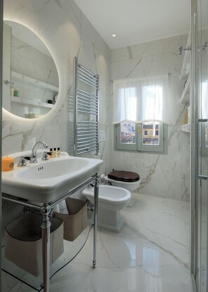 Dusche, Haartrockner, Bidet, Handtücher
