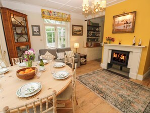 Dining - Woodlands (Freshwater)