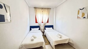 2 chambres, fer et planche à repasser, Wi-Fi, draps fournis