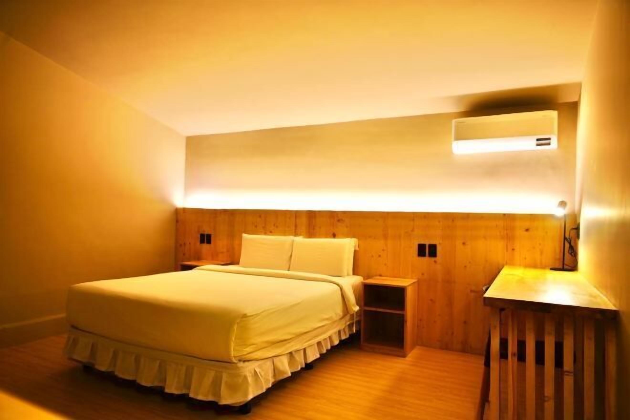 Een kluis op de kamer, een bureau, een laptopwerkplek, gratis wifi