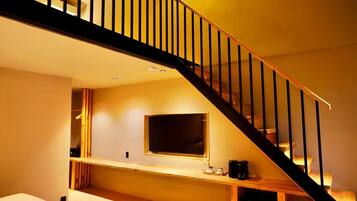 Suite, balcón, vista al jardín | Caja de seguridad en la habitación y escritorio