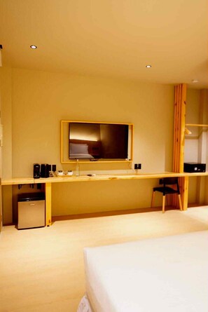 ห้องดีลักซ์ดับเบิล, ระเบียง, วิวสวน | ตู้นิรภัยในห้องพัก, โต๊ะทำงาน, พื้นที่ทำงานแบบใช้แล็ปท็อป, Wi-Fi ฟรี