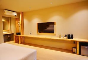 Deluxe Double or Twin Room, Balcony | In-room safe, desk, laptop workspace, free WiFi