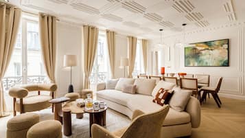 Appartement, uitzicht op de stad | Woonruimte | Een 43-inch smart-tv met kabelzenders, Netflix en streamingdiensten