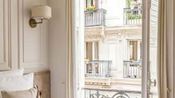 Leilighet, byutsikt | Allergitestet sengetøy, senger med overmadrass og safe på rommet