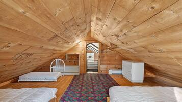 5 bedrooms, iron/ironing board, free WiFi, bed sheets