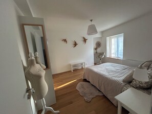 2 bedrooms, iron/ironing board, WiFi