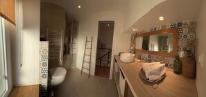 Secadora de cabello, jabón, papel de baño 