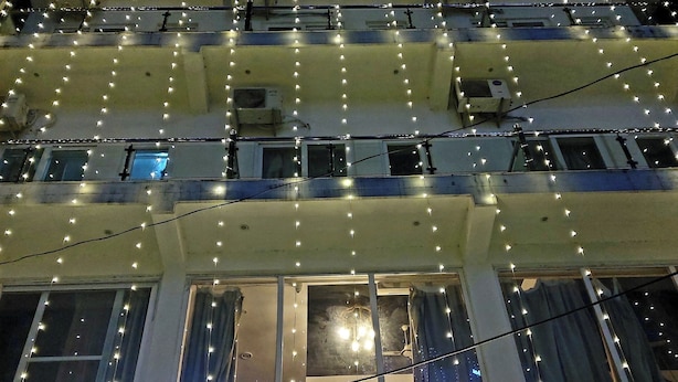 A building with a sign for Shiv Palace Yoga World Retreat. - Hotel Shiv Palace (Rishikesh)