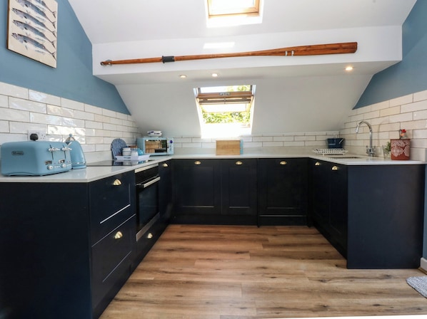 Dishwasher, cookware/dishes/utensils - Borth Arian Boat House (Holyhead)