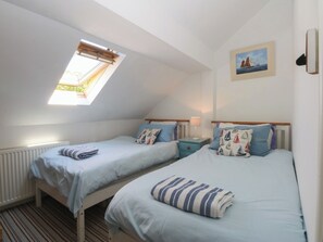 3 bedrooms, individually decorated, individually furnished, free WiFi - Borth Arian Boat House (Holyhead)