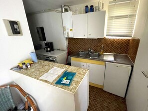 Een magnetron, een oven, een kookplaat, een vaatwasser