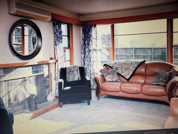 TV, fireplace - Green Keepers Bach (Methven)