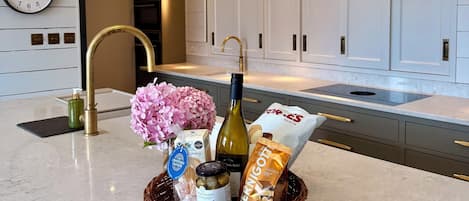 Micro-ondes, four, plaque de cuisson, lave-vaisselle