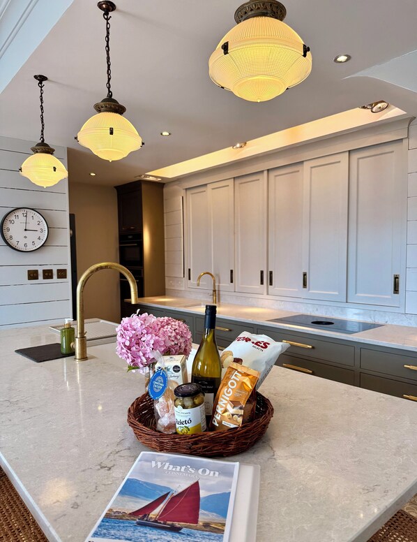 Micro-ondes, four, plaque de cuisson, lave-vaisselle