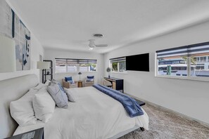 3 habitaciones, escritorio y tabla de planchar con plancha 
