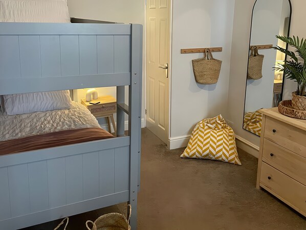 2 Schlafzimmer, individuell dekoriert, individuell eingerichtet