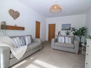 Cottage | Living area - No.7 Plas Darien (Holyhead)