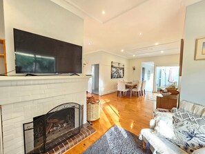 Una televisión, una chimenea